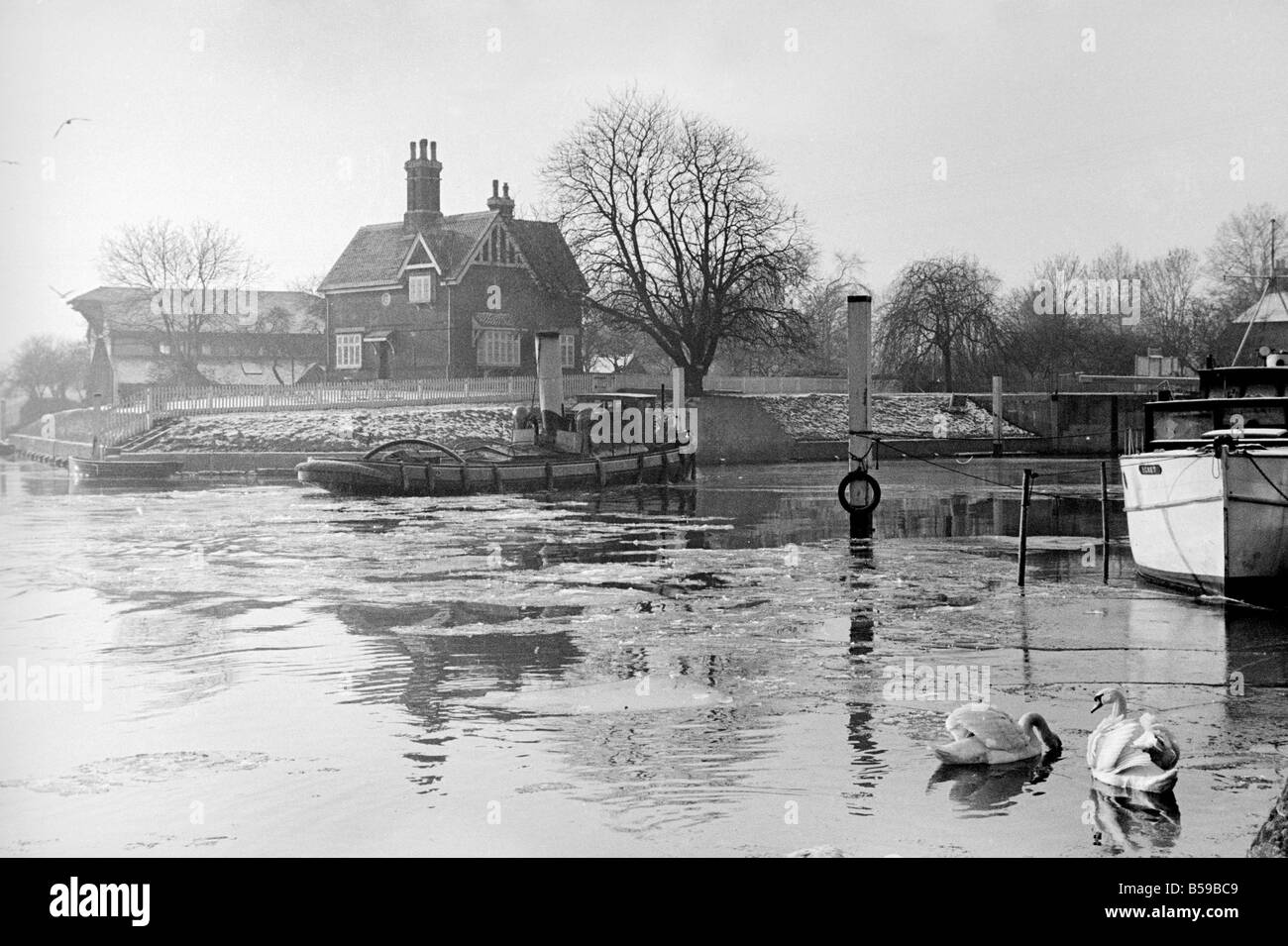 The river tug Thames makes it's way through the frozen river Thames at ...