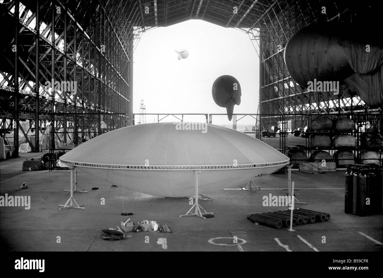 A flying saucer was seen at Cardington, Beds. with a thirty ft. diameter the Prototype of what will be the World═s biggest flyin Stock Photo