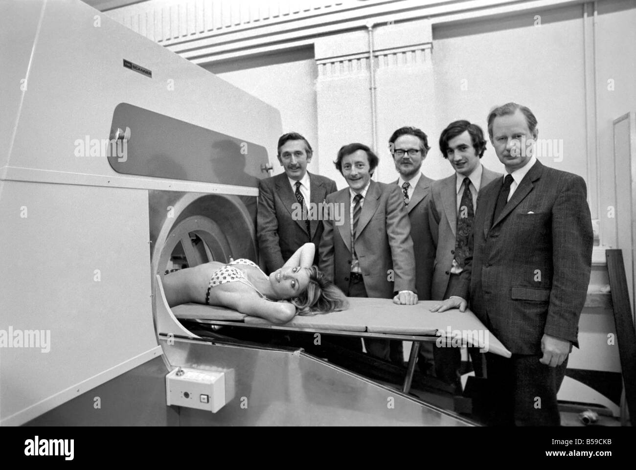 Model Gillian Duxbury in the E.M.I. X-Ray scanner with the team from L/R Godfrey Hounsfield (The inventor of the scanner), Tony Stock Photo