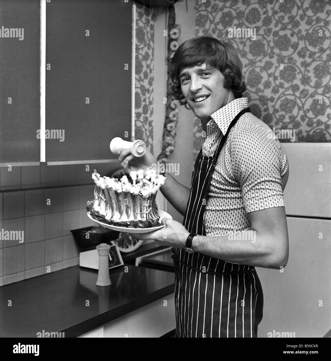 Chelsea striker Ian Hutchinson Prepares a meal for some of his team mates at his home in Worcester Park. Ian is a Batchelor and Stock Photo