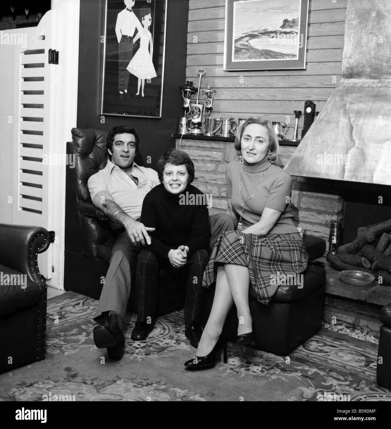 Singer Frankie Vaughan and family. &#13;&#10;February 1975 &#13;&#10;75-01098-001 Stock Photo