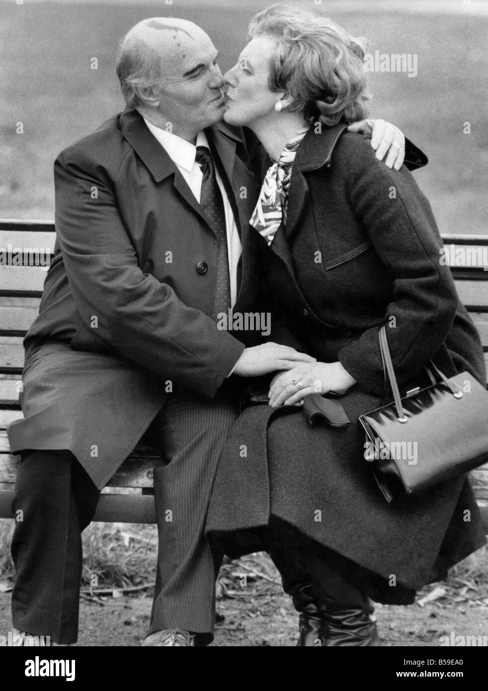 Lookalikes of British Prime Minister Margaret Thatcher and Soviet leader, Mikhail Gorbachov kissing on a park bench April 1987 Stock Photo