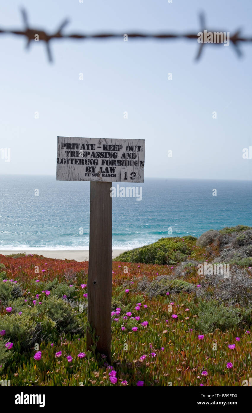 Sign proclaiming 'PRIVATE KEEP OUT TRESPASSING AND LOITERING FORBIDDEN BY LAW' at Big Sur, California Stock Photo