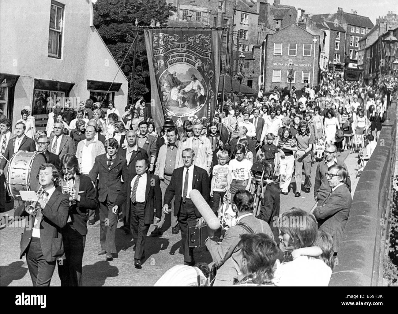 Durham Miners Gala Crowds enjoy the march Stock Photo Alamy