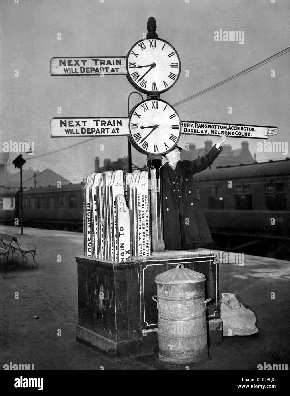 Transport: Railways. The departure sign at Manchester's Victoria Station. February 1951 P008001 Stock Photo