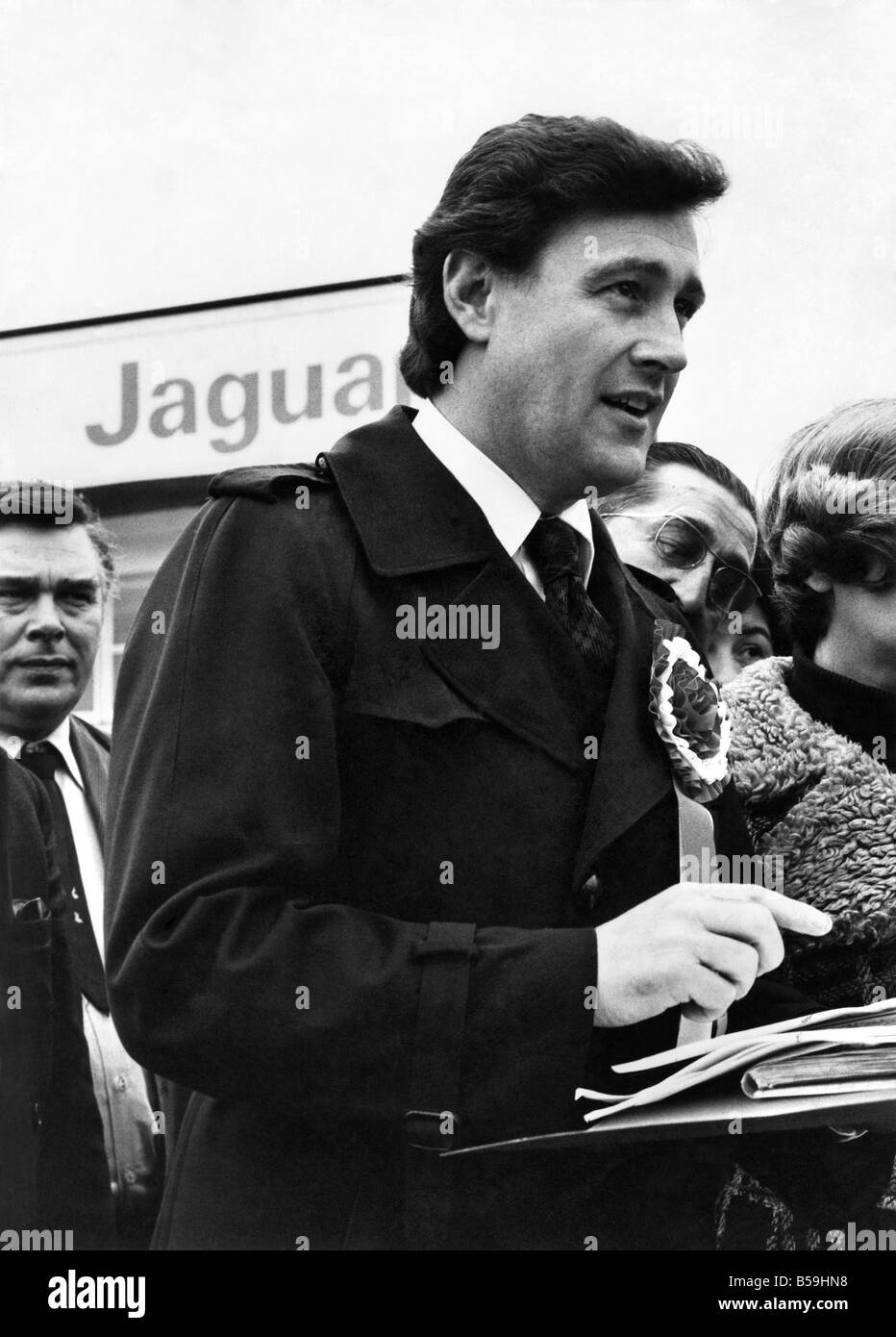 Geoffrey Robinson Labour MP sen here speaking outside the gates of the Jaguar car plant in Coventry. February 1976 P008063 Stock Photo