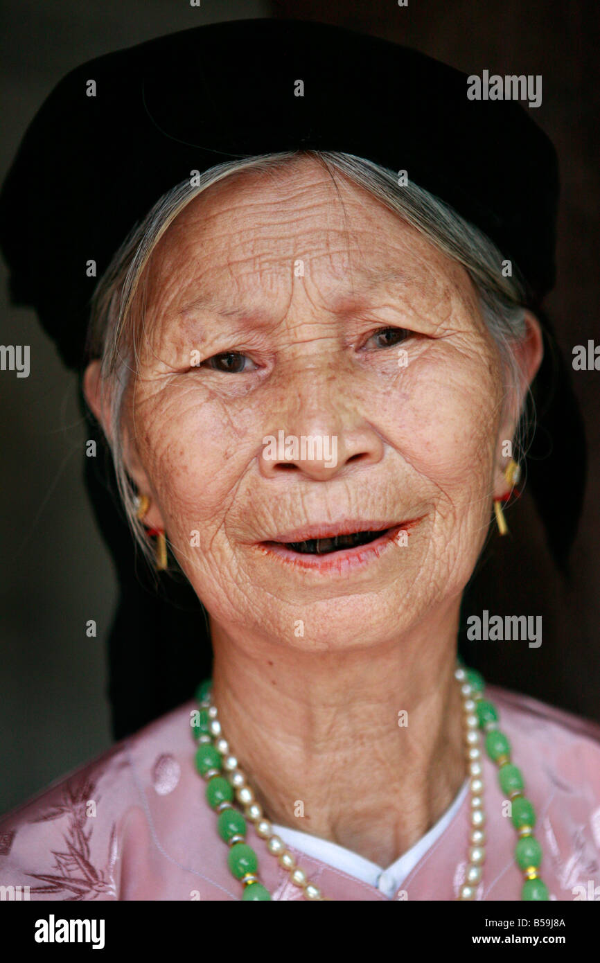 Elderly Vietnamese woman at the Temple of Literature, Hanoi, Vietnam ...