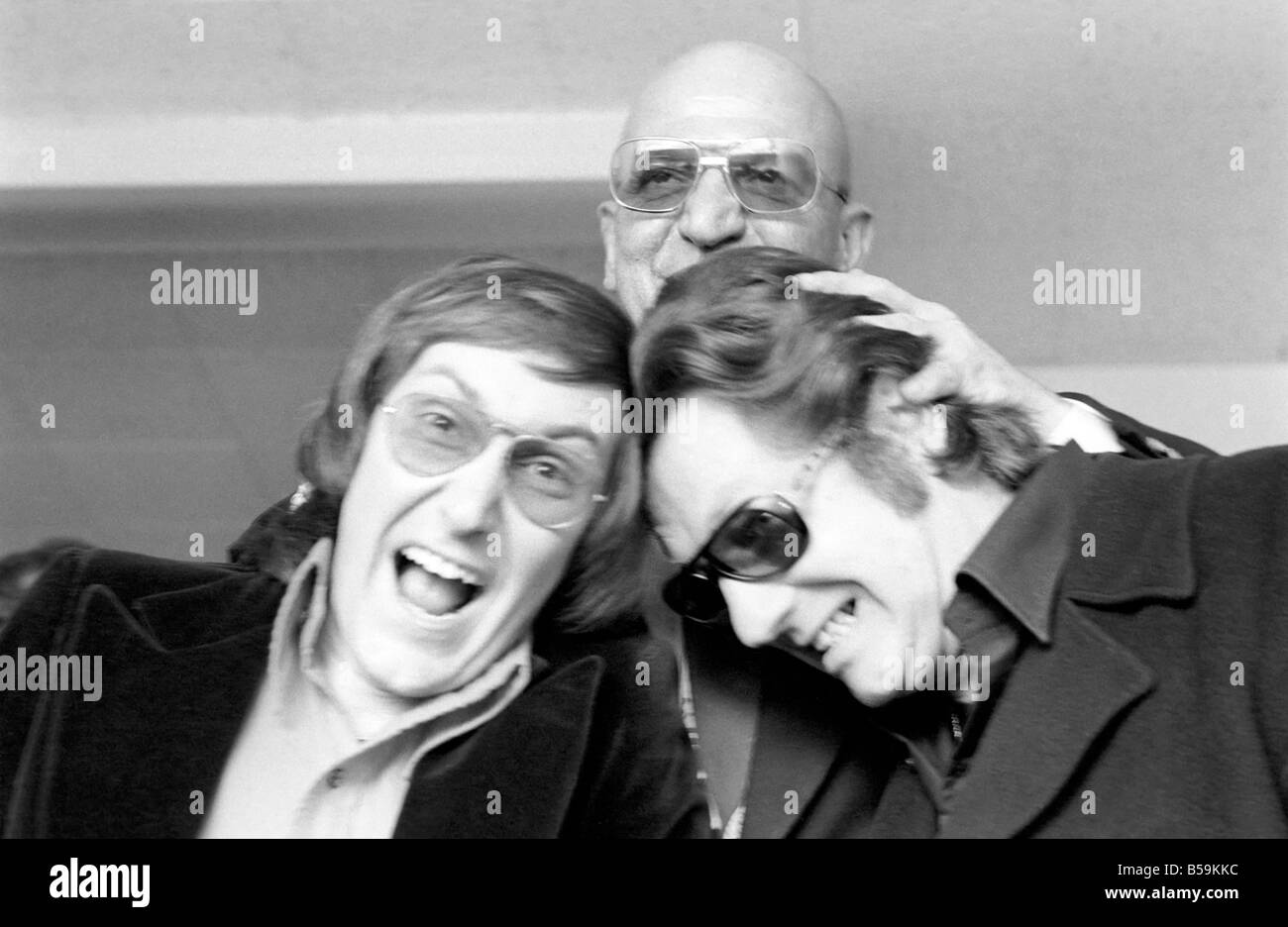 American actor Telly Savalas with Yin (left) and Yan, two pop singers who have made a record named IF sending up Telly's origina Stock Photo