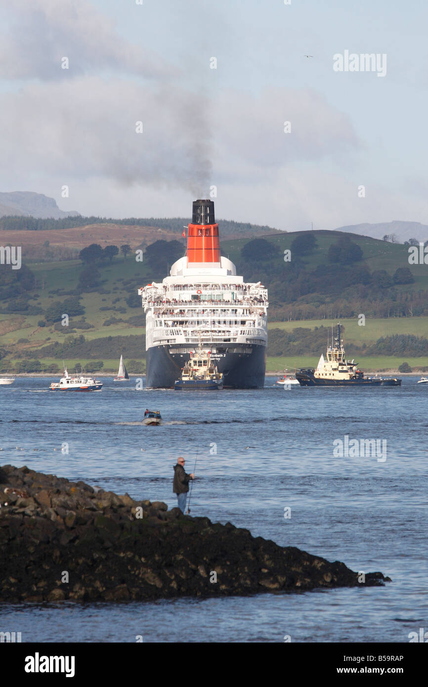 The QE2 as it arrives in Greenock on its last voyage around Britain before heading to Dubai Stock Photo