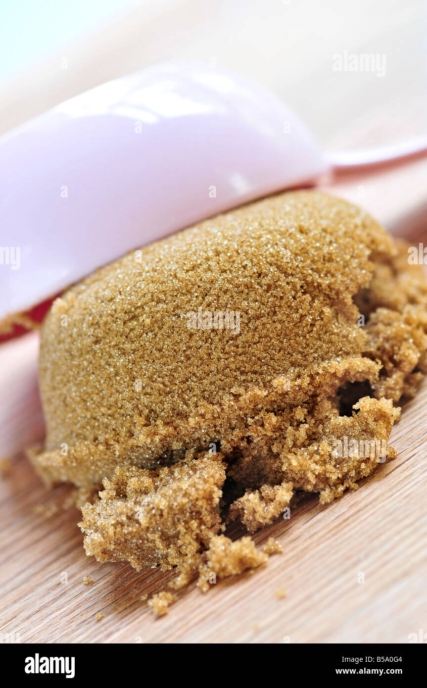 White sugar cubes in a measuring cup - Stock Image - C047/8141