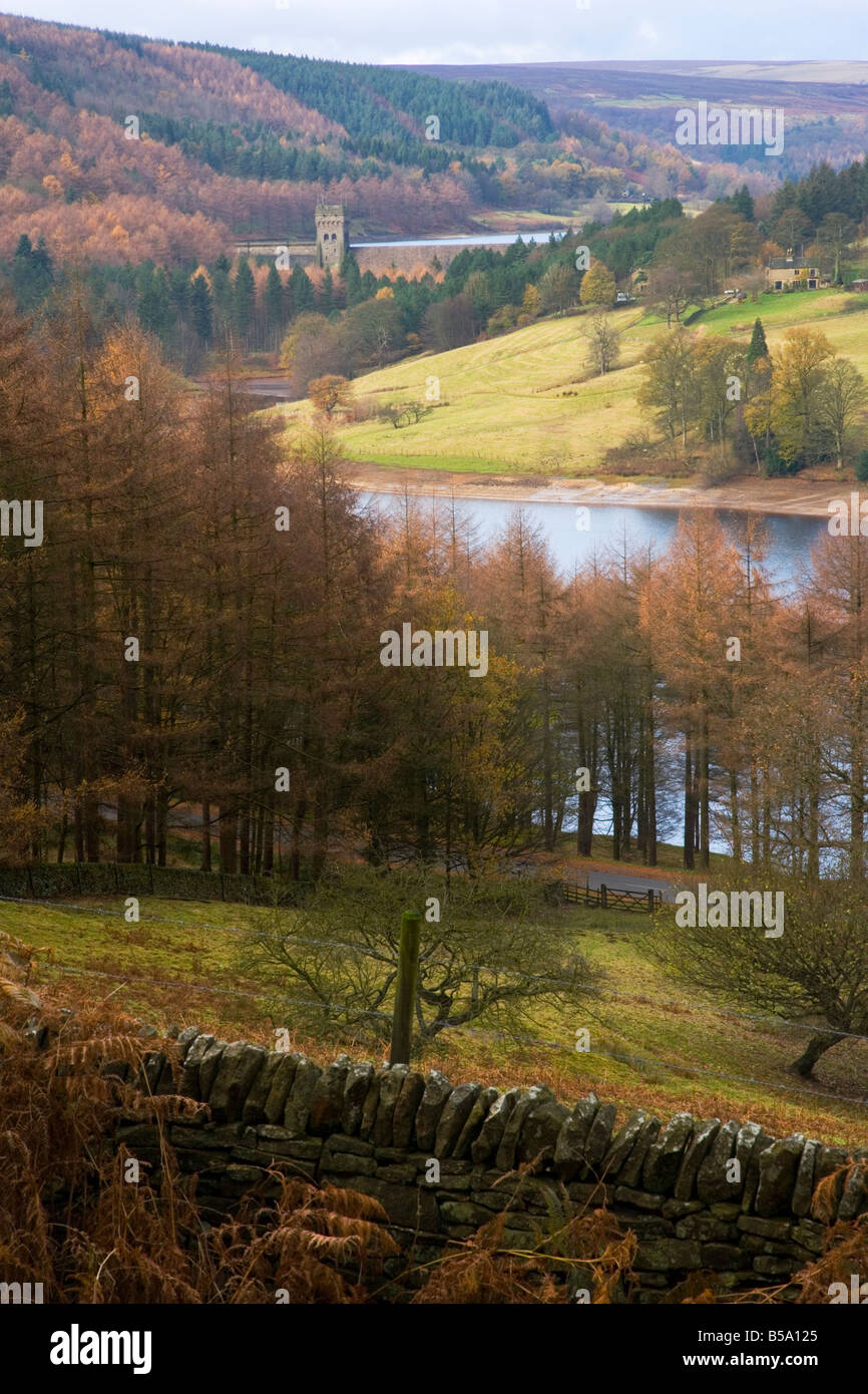 autumn-view-of-ladybower-reservoir-with-derwent-dam-and-reservoir-in