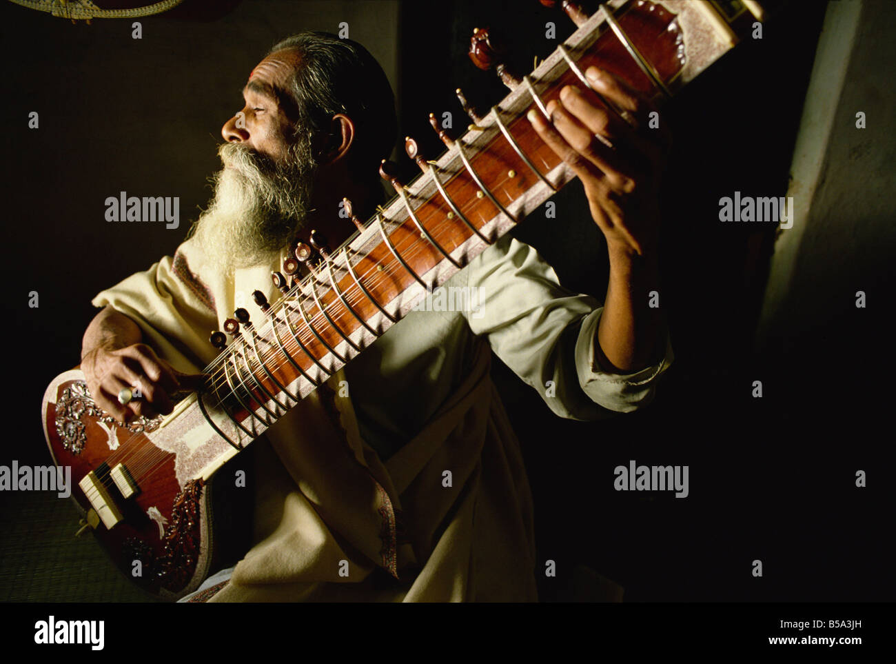 Sitar player hires stock photography and images Alamy