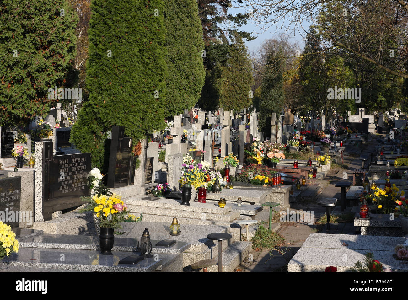 Autumn cemetery hi-res stock photography and images - Alamy