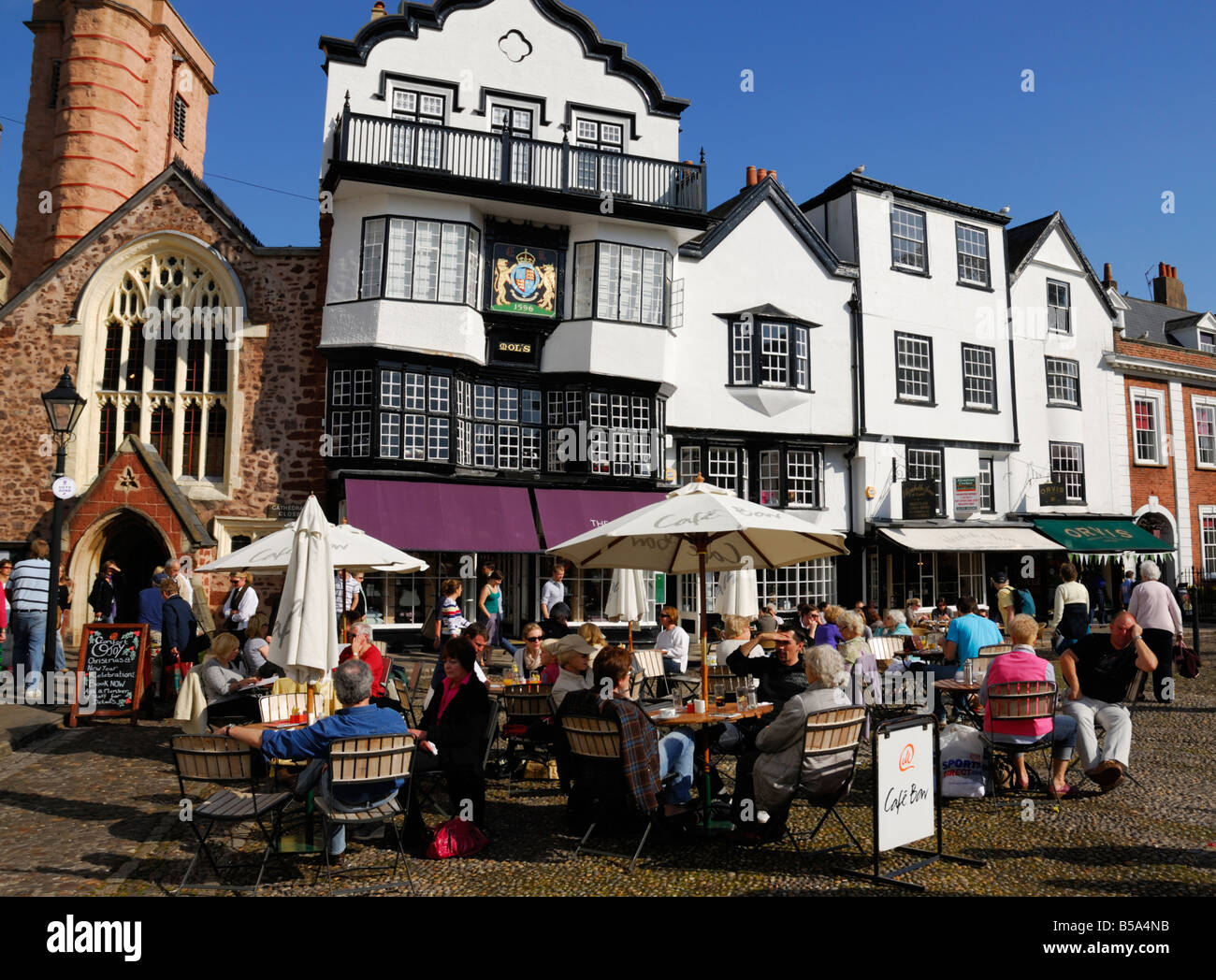 UK, Devon, Exeter. Pavement cafe on Cathedral Yard Stock Photo
