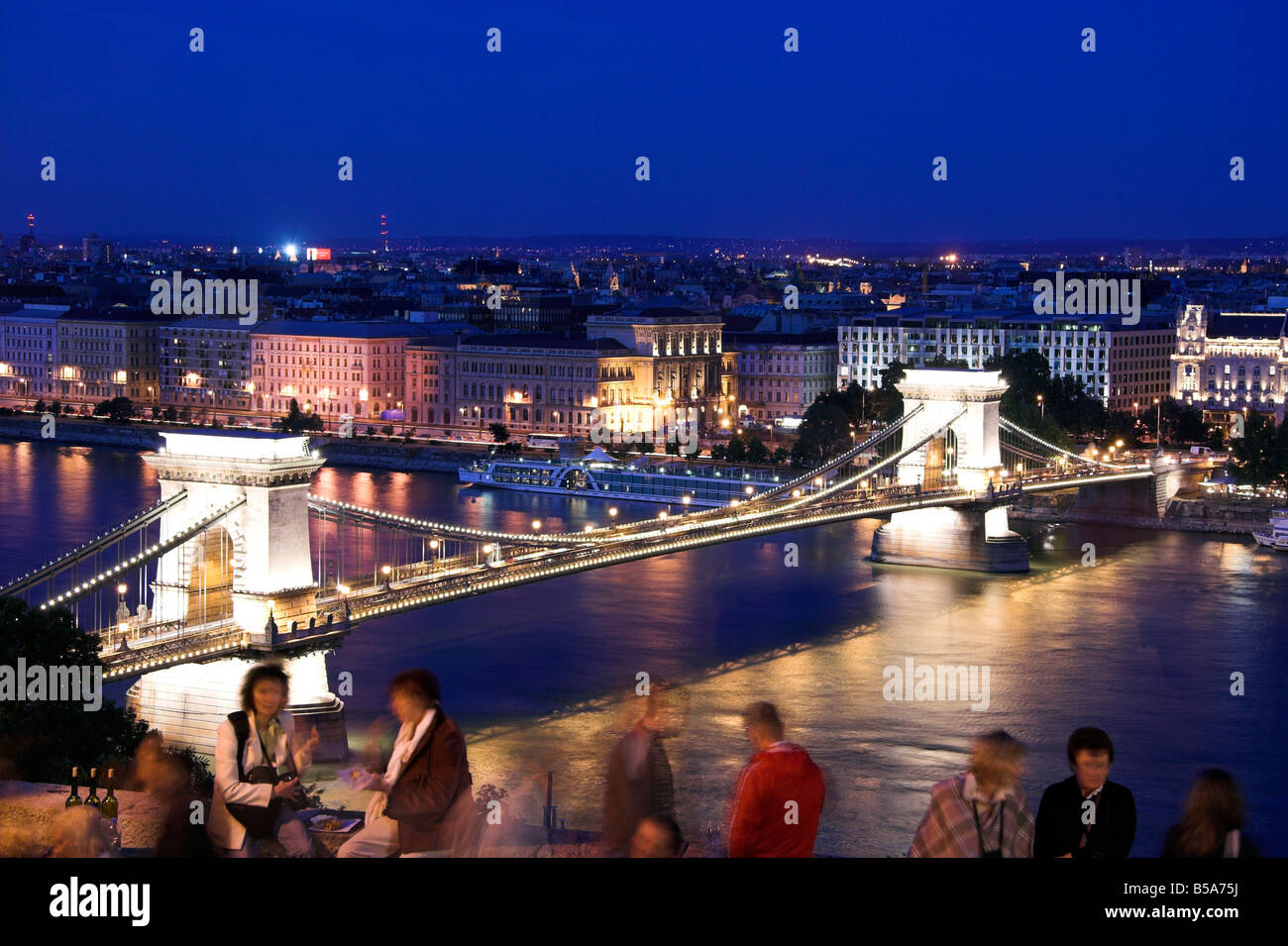 Chain Bridge lit up at night, Budapest, Hungary Stock Photo