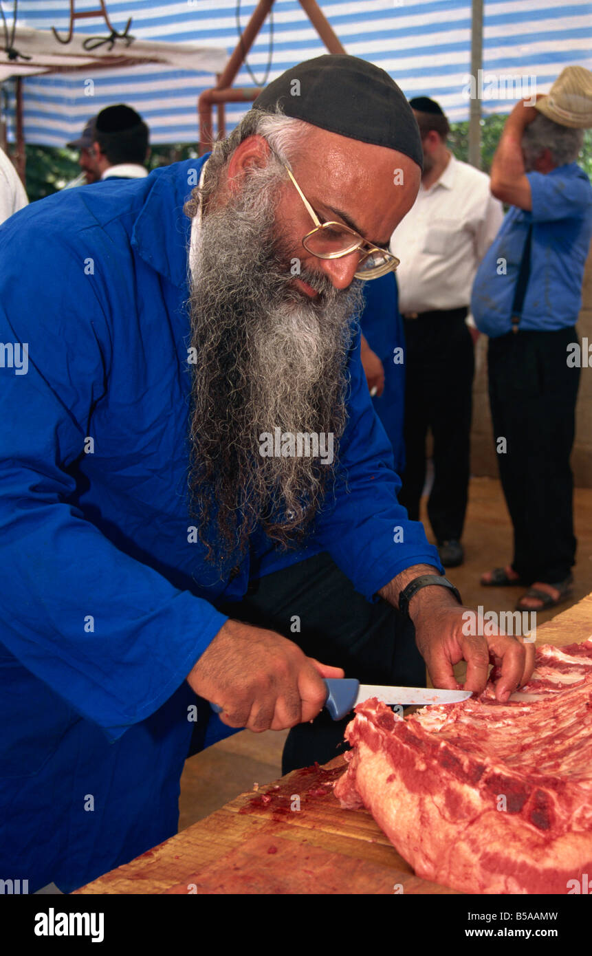 Orthodox Jewish butcher with glasses and long beard, cuts meat at Meron,  Israel, Middle East Stock Photo - Alamy