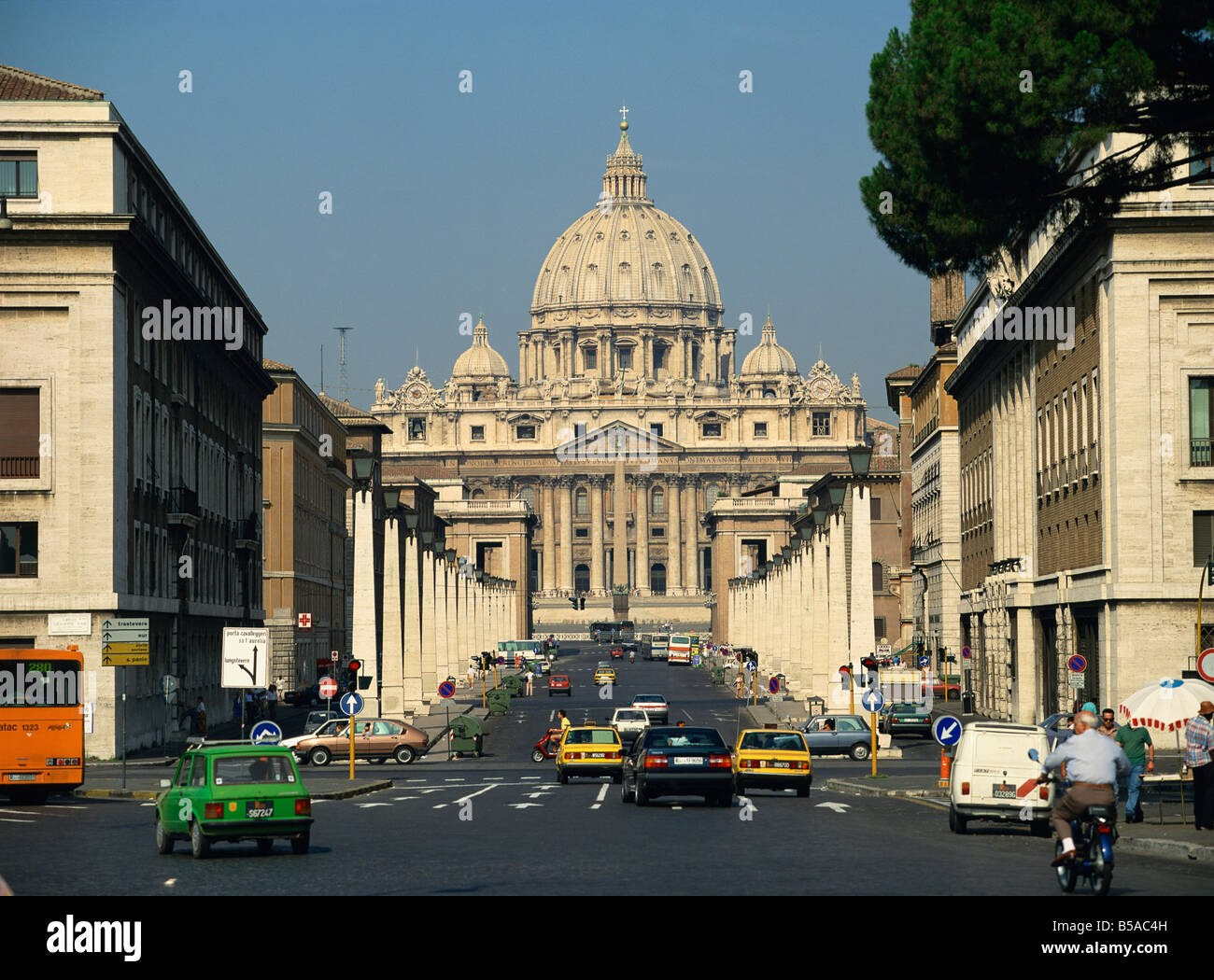 St Peter s Basilica The Vatican Rome Lazio Italy J Thorne Stock Photo