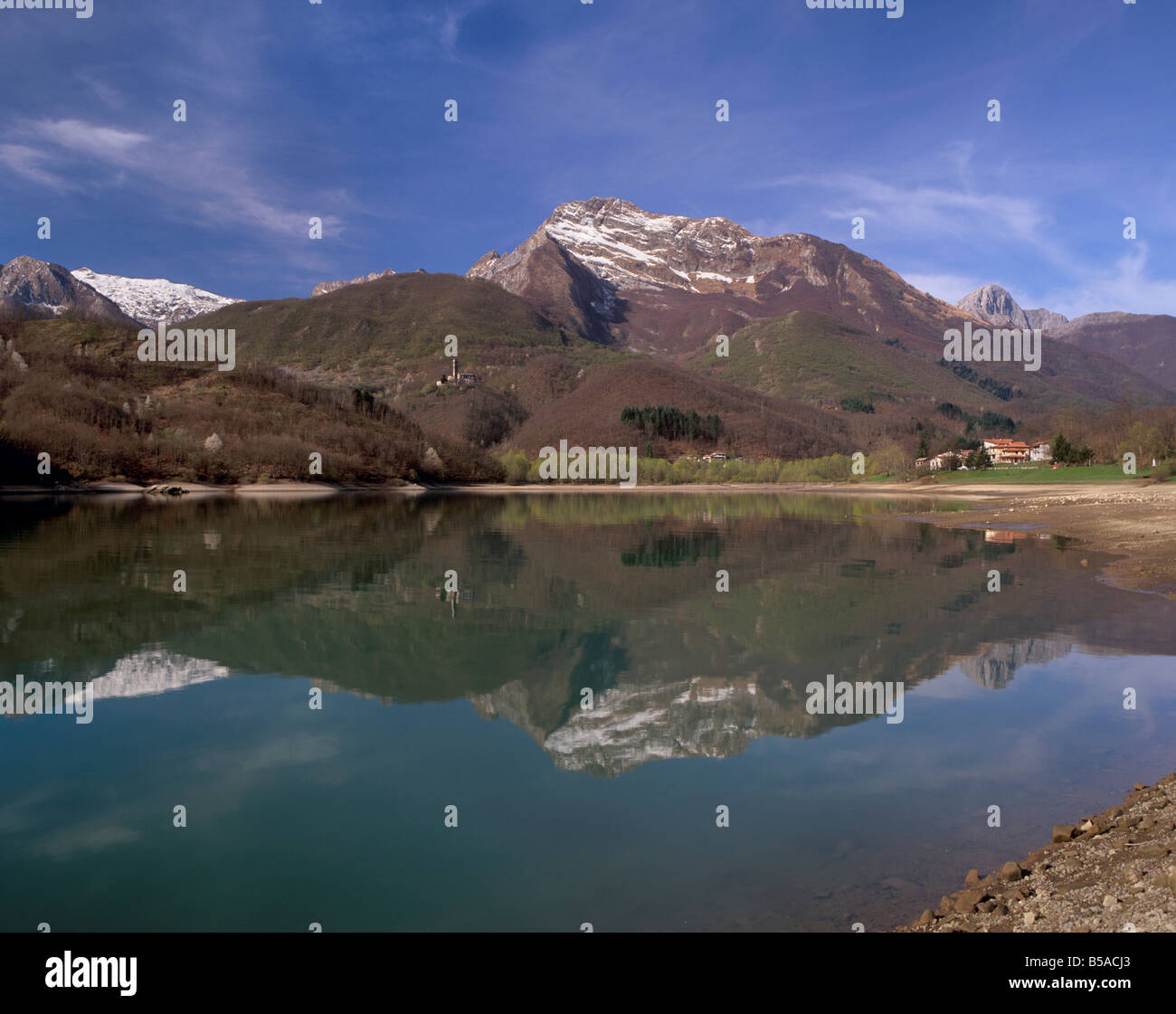 Lake of Gramolazzo, one of the highlights of the Parco Naturale delle Alpi Apuane, Apuane Alps (Garfagnana), Tuscany, Italy Stock Photo