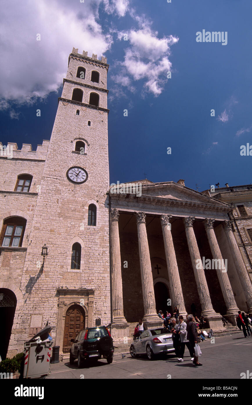 Piazza del Comune (Foro Romano) and Tiempo di Minerva on right, Assisi, Umbria, Italy, Europe Stock Photo
