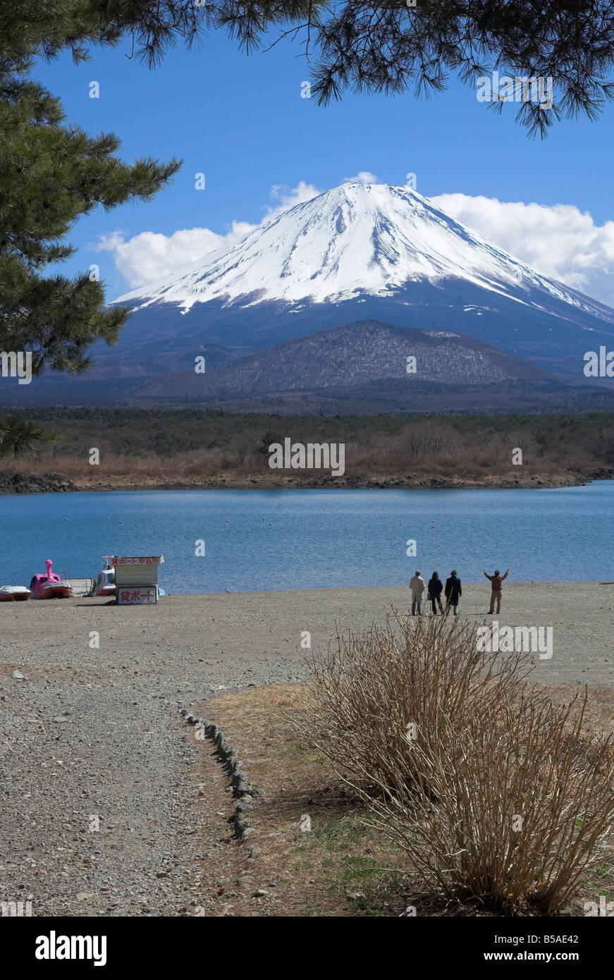 Four people beside Lake Shoji, with Mount Fuji behind, Shojiko, Central Honshu, Japan Stock Photo