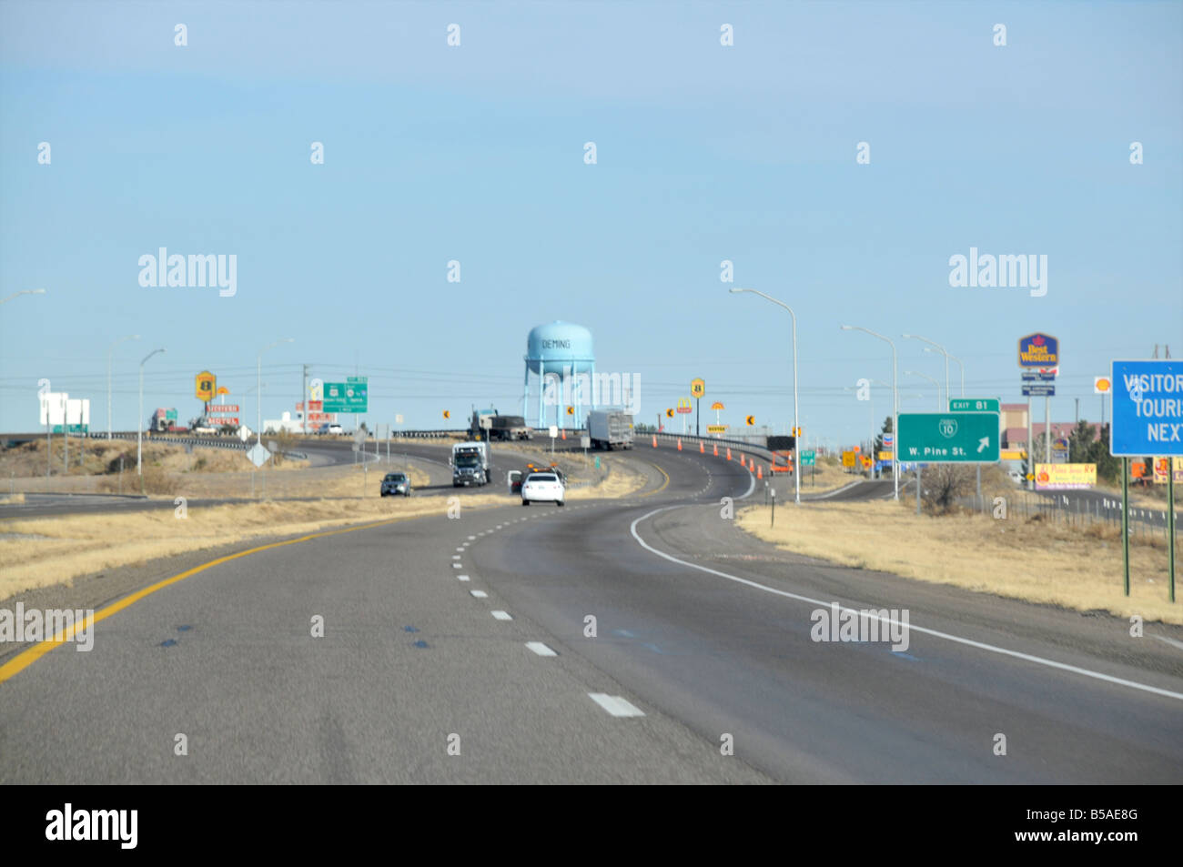 I10 curving around Deming, New Mexico Stock Photo