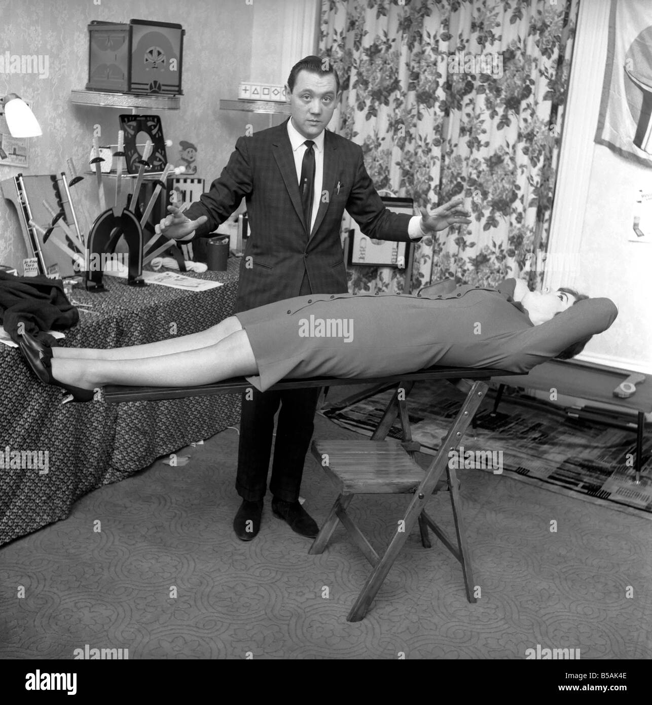 Top 90+ Wallpaper How Do Magicians Levitate A Woman Sharp