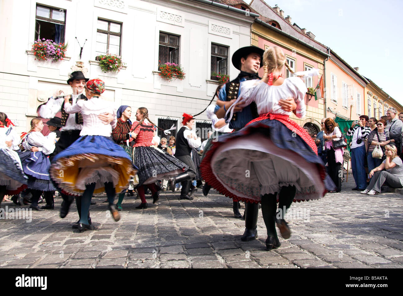 Hungary folk dance hi-res stock photography and images - Alamy