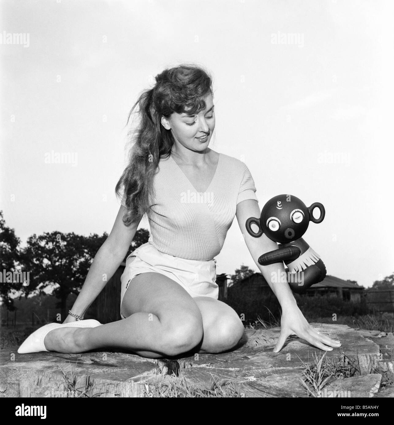 Model Kim Pearson seen here with inflatable alien toys. 1962 E422-003 Stock Photo