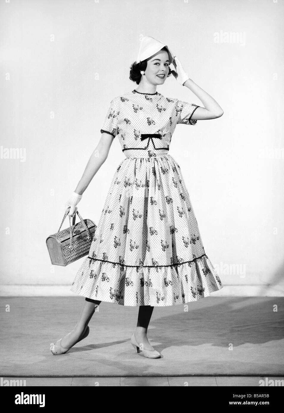 Clothing: Fashion: Dresses. Woman wearing full length dress with matching  gloves and hand bag. Model: Jackie Jackson. May 1956 Stock Photo - Alamy