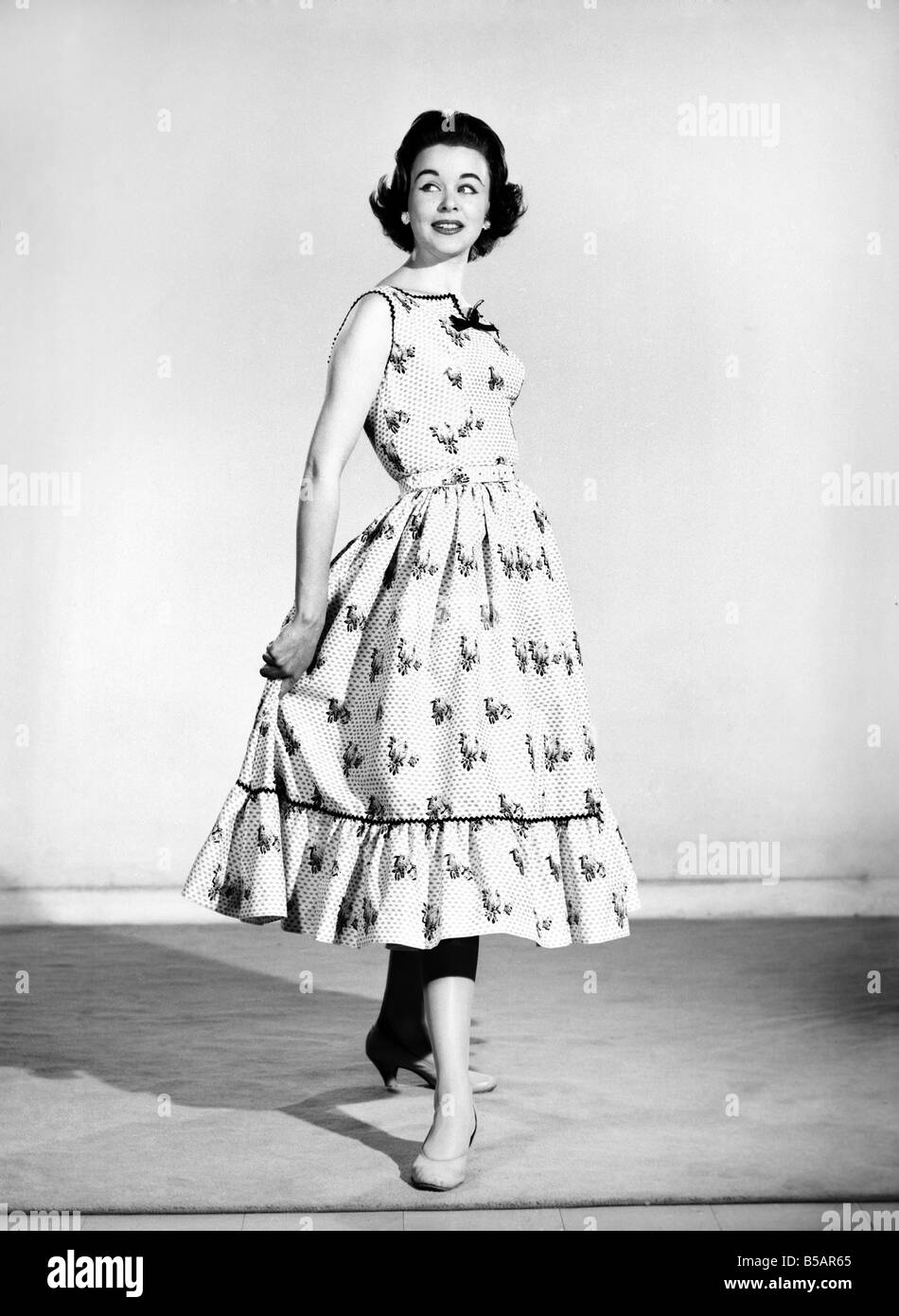 Clothing: Fashion: Dresses. Woman wearing full length dress with matching  gloves and hand bag. Model: Jackie Jackson. May 1956 Stock Photo - Alamy