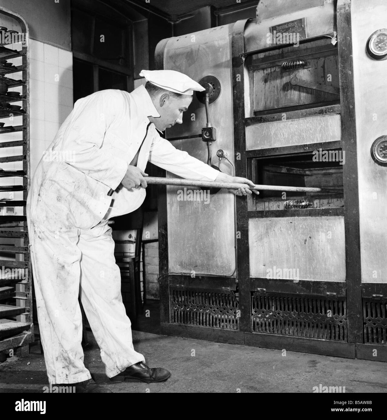 Industry: General scene in and around a copper works foundry floor in Yorkshire. 1959 A644-006 Stock Photo