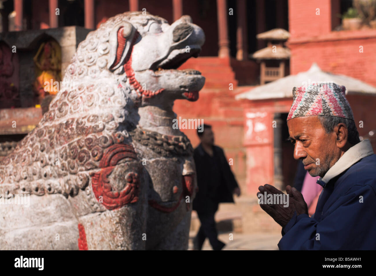 Man praying at the Chyasin Dega (Temple of Vansagopal) Hanuman-Dhoka Durbar Square, Kathmandu, Nepal Stock Photo