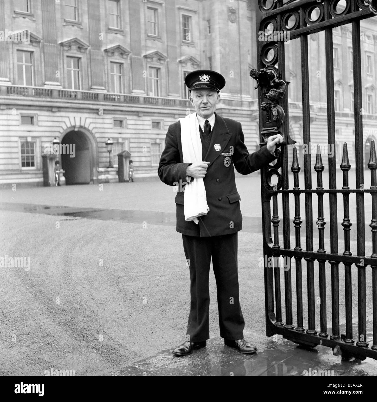 The Royal Postman stands at the gates to Buckingham Palace before collecting Queen ElizabethÍs mail. 1957 A874 Stock Photo