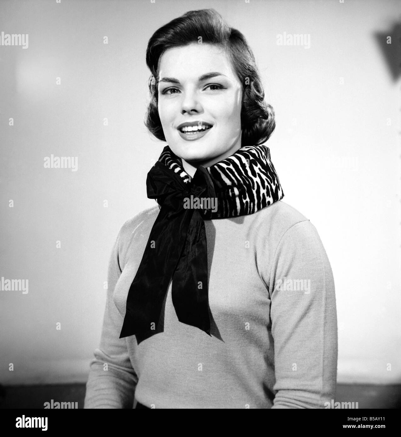 Woman with scarf 1950's hi-res stock photography and images - Alamy