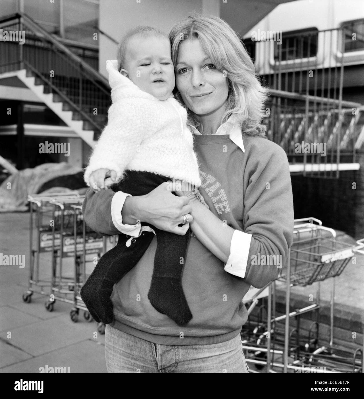 Singer Rhona Newton-John (sister of Olivia Newton-John) arrived at Heathrow Airport from Los Angeles, with her 6 month old baby Stock Photo