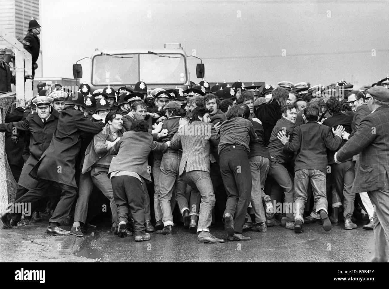 Police and picket clash during the dockers strike. &#13;&#10;August 1972 Stock Photo