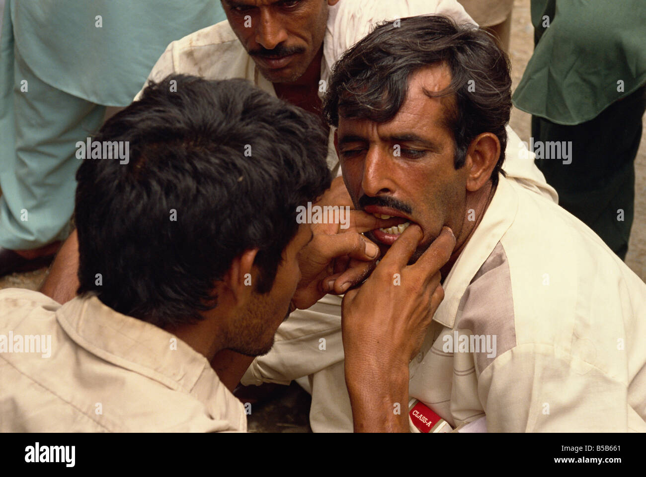 Street dentist, Rawalpindi, Pakistan Stock Photo
