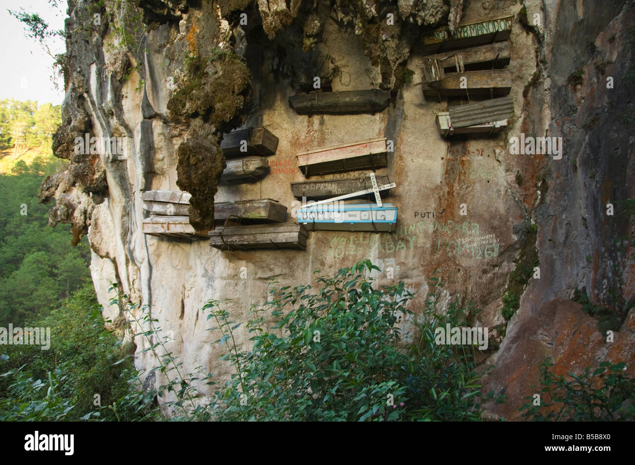 Hanging coffins of Animistic Applai elders entombed on limestone cliffs, Sagada Town, Benguet Province, Luzon, Philippines Stock Photo