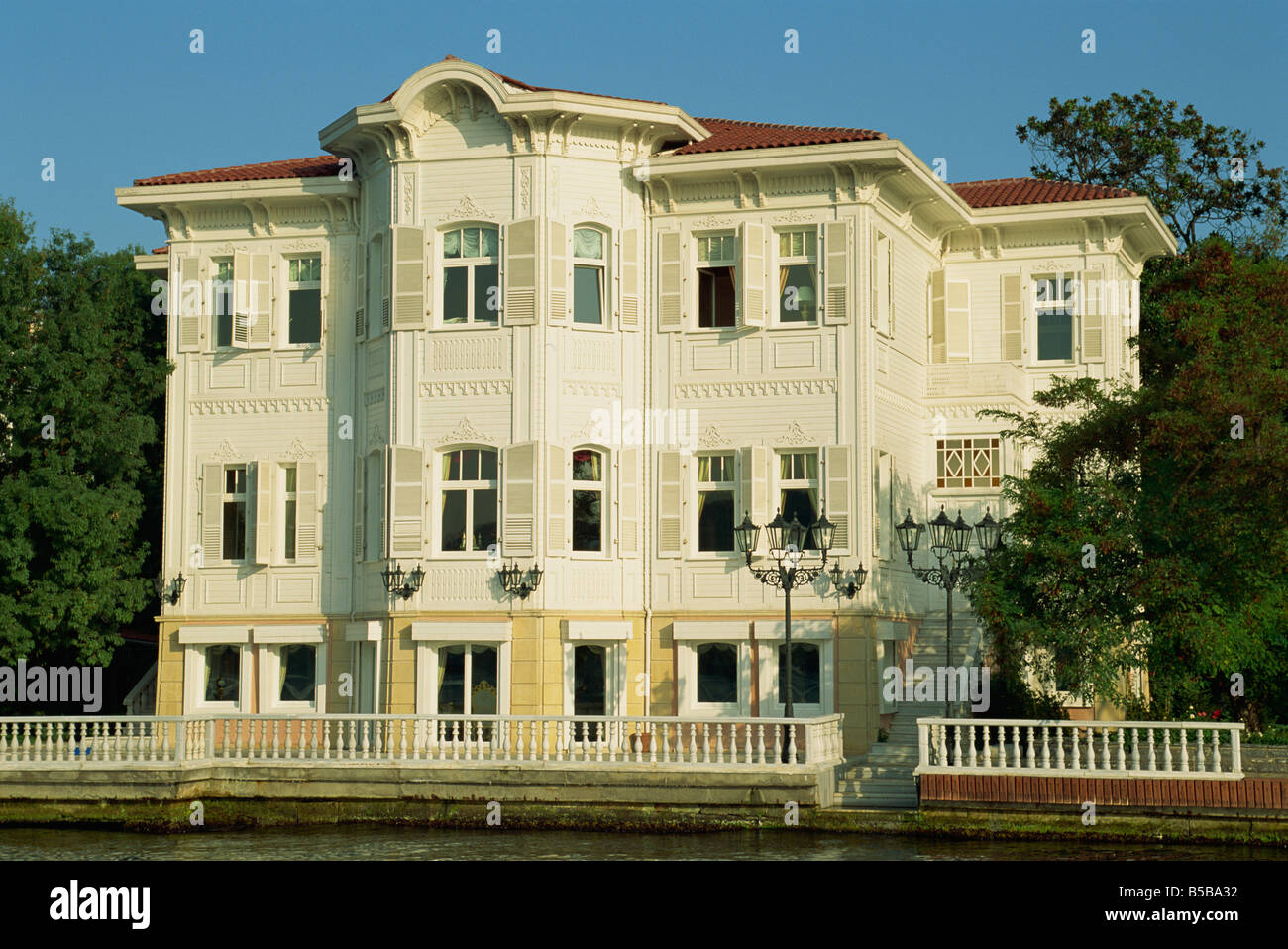 Wooden house in istanbul hi-res stock photography and images - Alamy