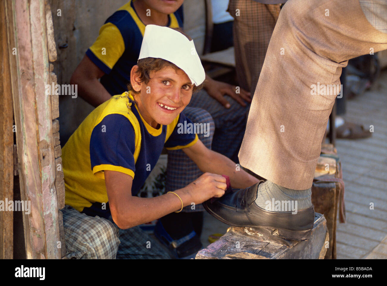 Shoeshine boy hi-res stock photography and images - Alamy