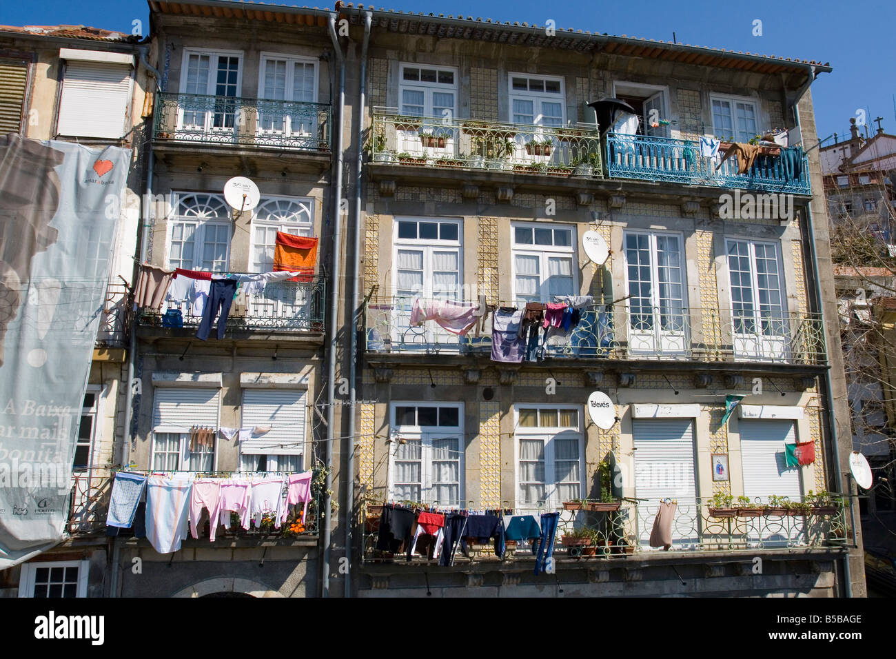 Tenement housing, Rua Nove da Alfandega, Miragaia area of Oporto, Portugal, Europe Stock Photo