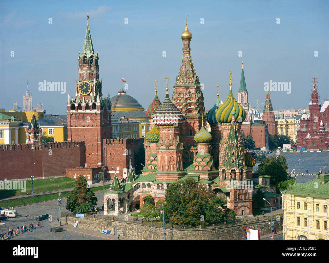St. Basil's Cathedral and the Kremlin, Red Square, UNESCO World Heritage Site, Moscow, Russia, Europe Stock Photo