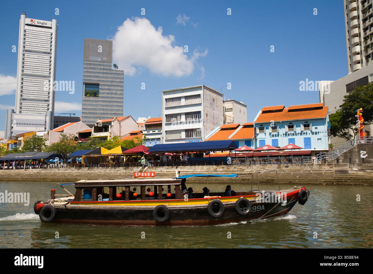 Bumboat River Taxi passing bars and restaurants in Boat Quay