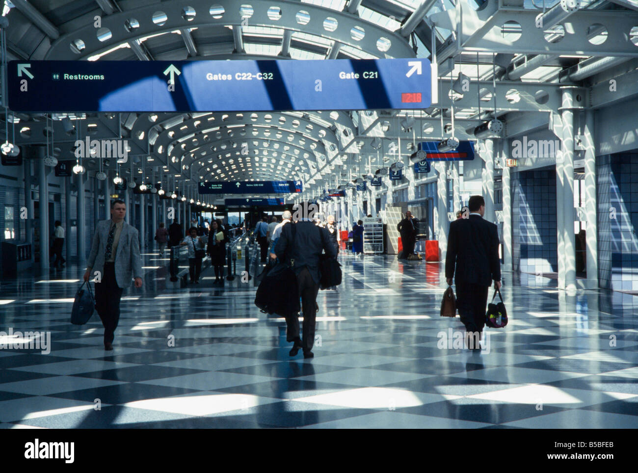 Passengers in terminal rush to catch flights,Ohare International Airport Stock Photo Alamy