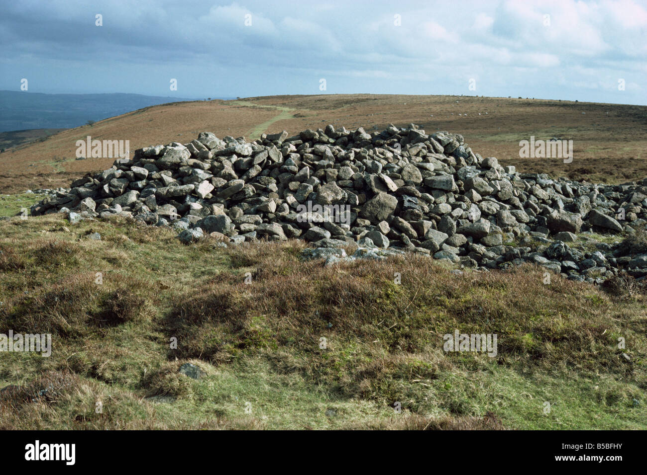 burial-mound-england-hi-res-stock-photography-and-images-alamy
