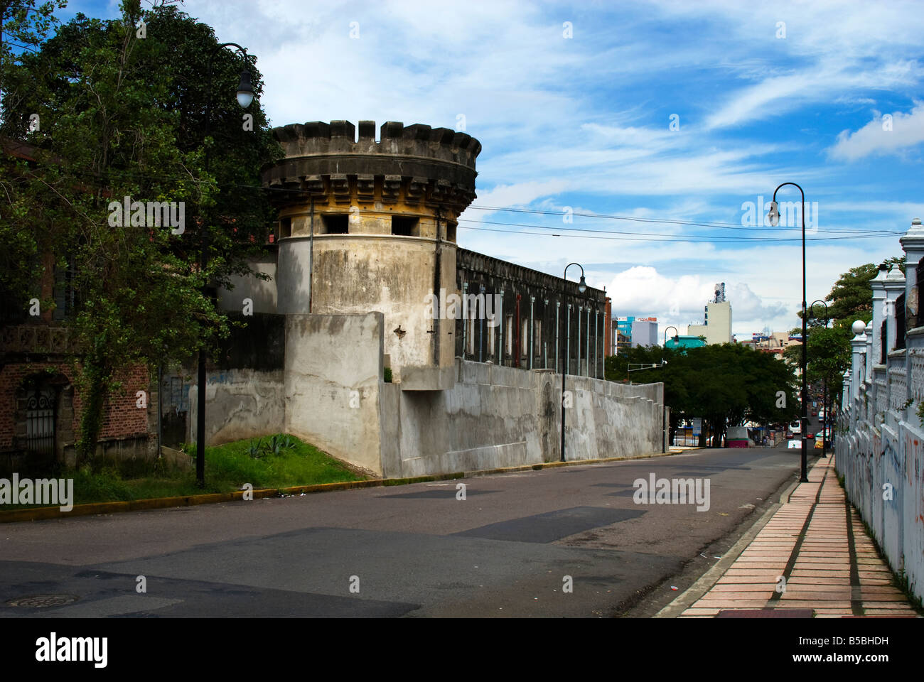 FUERTE CASTILLO TRANQUILO MUSEO HISTORICO CALMADO ESTRUCTURA HISTORIA VACIO ARQUITECTURA CALLE URBANO CEMENTO CONCRETO VIEJO TARNISH ANTIGUO WINDOW Stock Photo