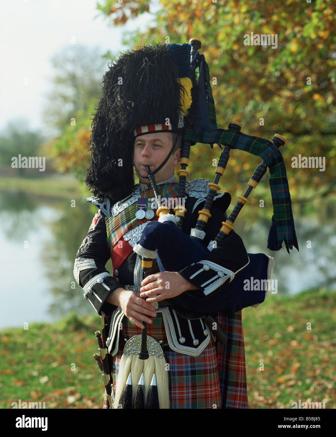 Scotland bagpiper hires stock photography and images Alamy
