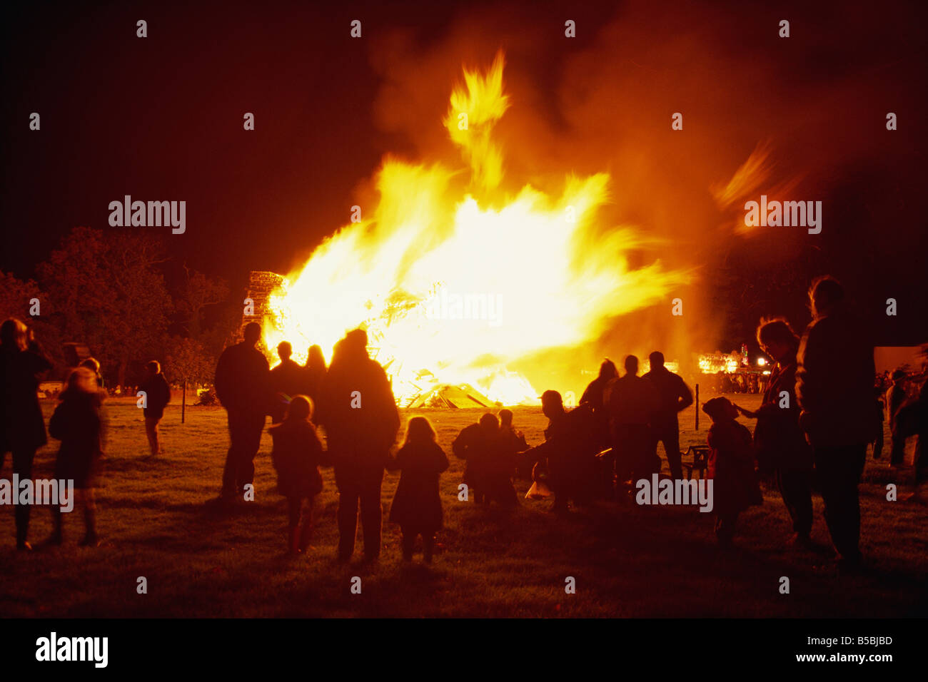Figures silhouetted against bonfire for Guy Fawlkes Night UK N Francis Stock Photo