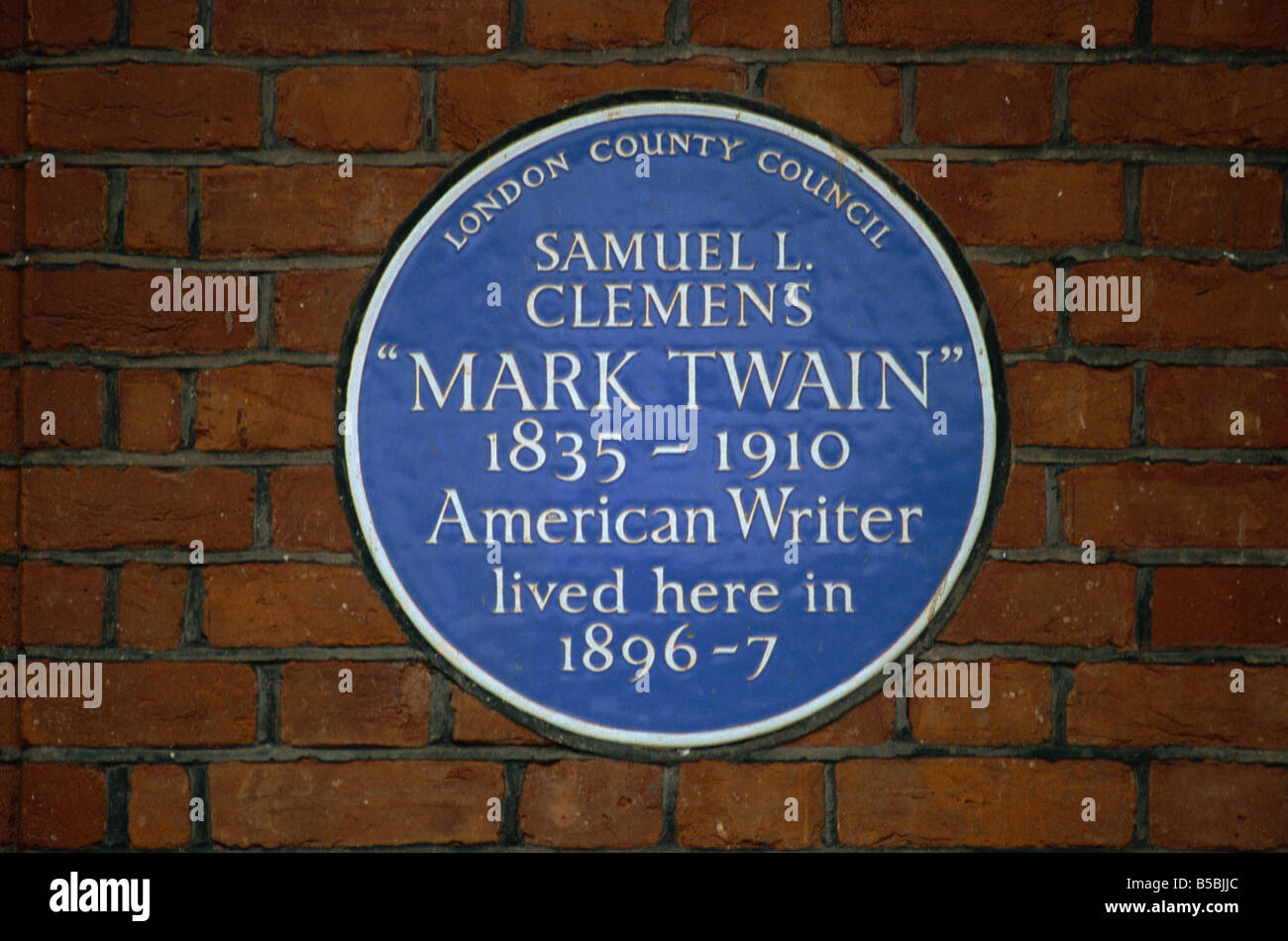 Blue plaque commemorating Mark Twain, London, England, Europe Stock Photo