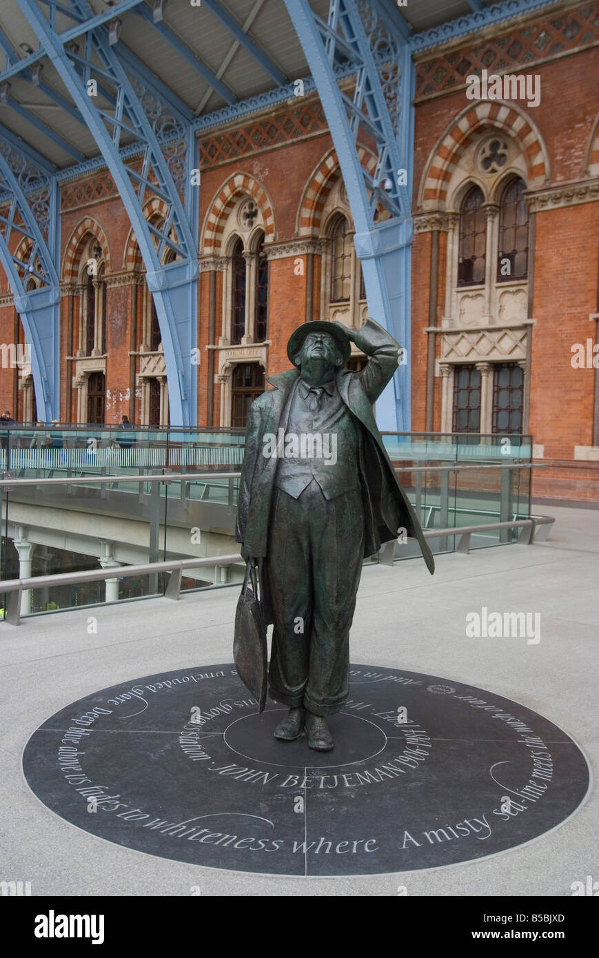 John Betjeman statue, St. Pancras International Train Station, London, England, Europe Stock Photo